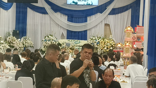 Sejumlah pelayat terus berdatangan ke rumah duka ayah Sarwenda (22/7) [Selvianus Kopong Basar]
